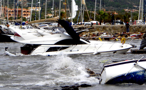 Un Yacht coulé dans le port par la tempête