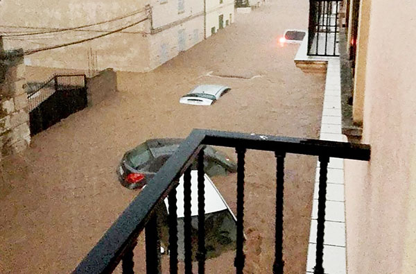 Voitures noyées dans une rue de majorque - Photo Policia National